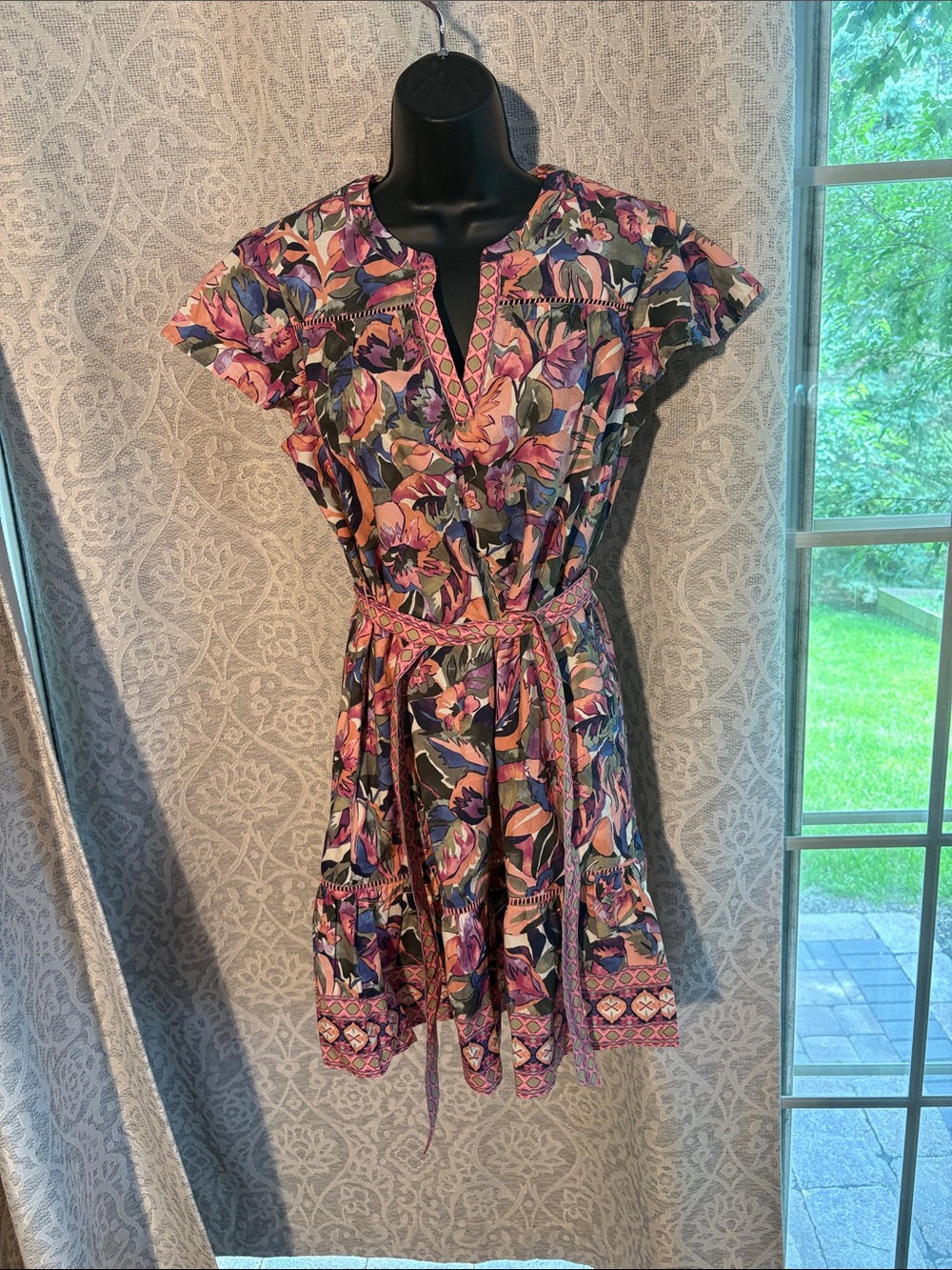 Tommy Bahama small Floral V-Neck Short Sleeve Tie-Waist Dress
